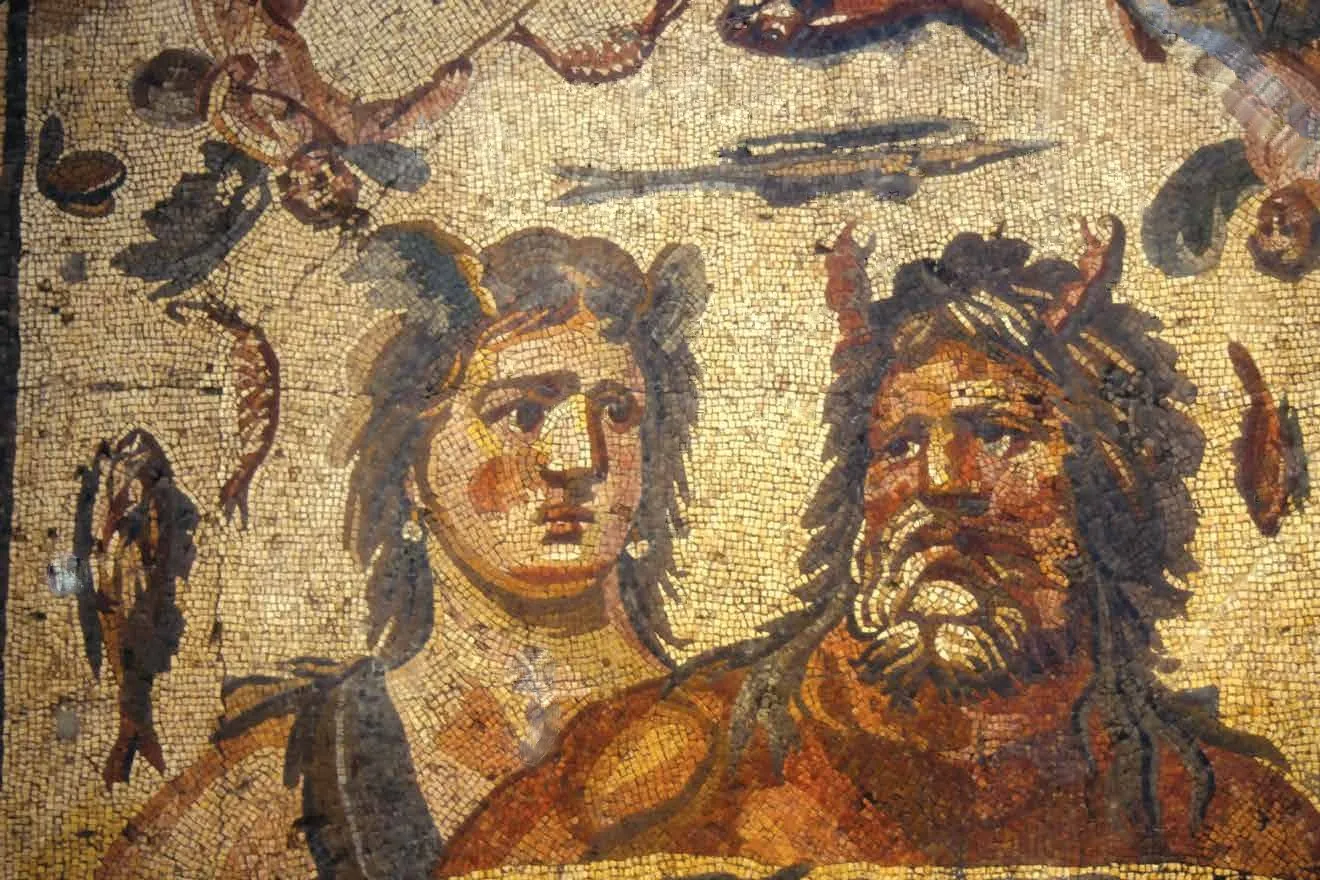 Antakya mozaiği: denizden yükselen iki figür, Tethys ve sakallı Okeanos